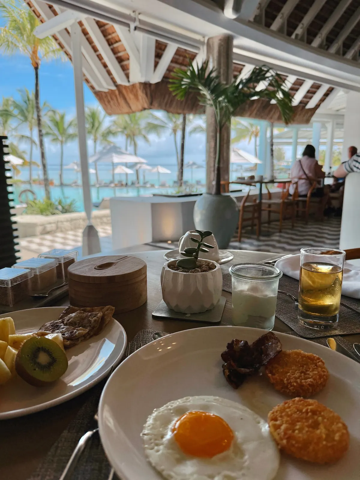 Petit-déjeuner dans un cadre tropical